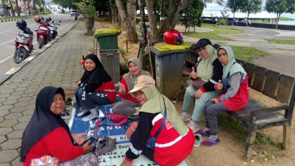 Mengintip Semangat Emak-Emak Petugas Kebersihan Kota Tenggarong