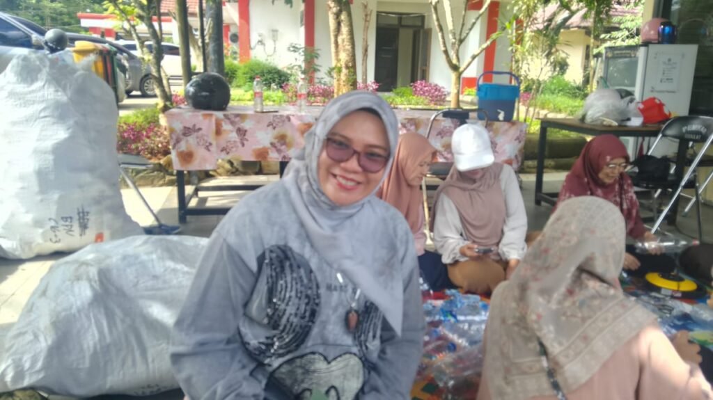 Botol Bekas Jadi Pot, Cara Dharma Wanita DLHK Kukar Kurangi Sampah Plastik