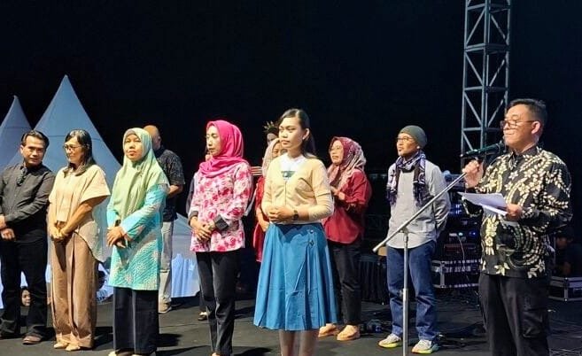 Festival Magic Land 2025, Tokoh Seni Budaya di Kutim Terima Penghargaan
Telah dibaca : 615 Kali.