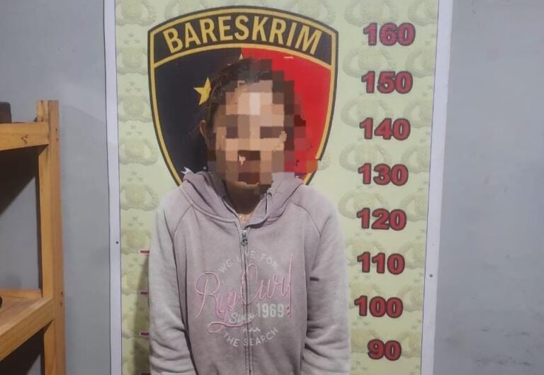 Terekam CCTV Curi Barang Senilai Rp41 Juta, Perempuan 38 Tahun Diciduk Opsnal Polsek Sungai Kunjang
Telah dibaca : 788 Kali.