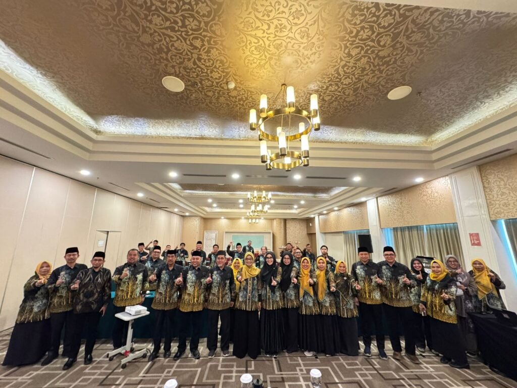 Teks: Foto Bareng usai Rakerda