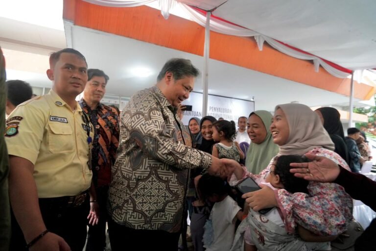 Menko Airlangga Tinjau Penyaluran BLTS Kesra di Jakarta Timur, Pastikan Tepat Sasaran
Telah dibaca : 652 Kali.