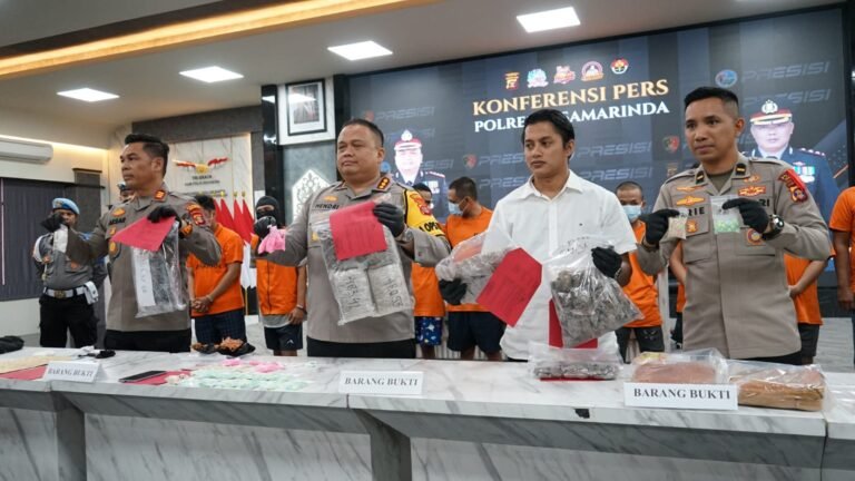 Akhir Tahun 2025 Polresta Samarinda Ungkap 31 Kasus Narkoba, Klaim Selamatkan 18 Ribu Warga
Telah dibaca : 677 Kali.
