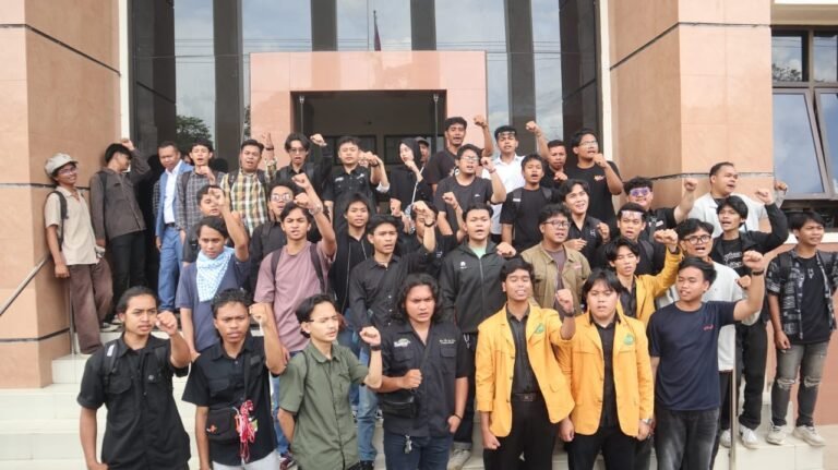 Aliansi Mahasiswa Kawal Sidang Bom Molotov Samarinda, Penuntasan DPO Dipertanyakan
Telah dibaca : 856 Kali.