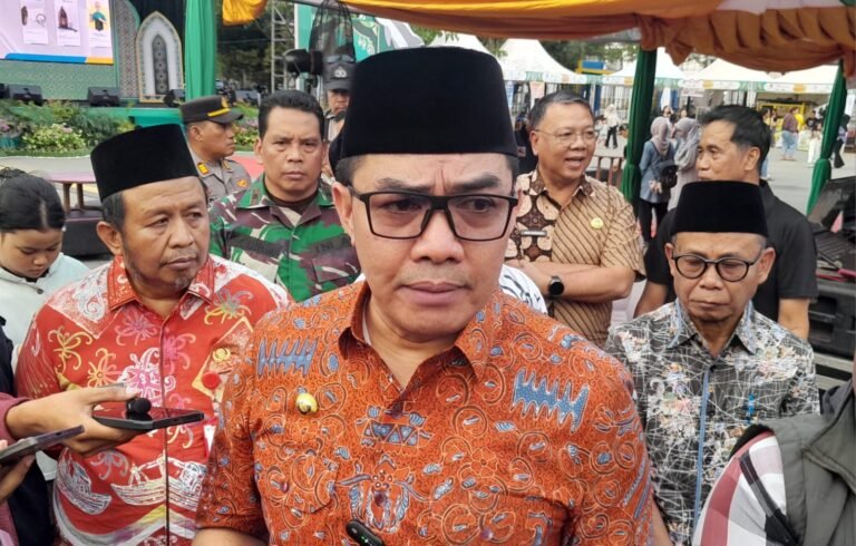 Andi Harun Soroti Jukir Liar saat Pembukaan Pasar Ramadan di GOR Segiri
Telah dibaca : 626 Kali.