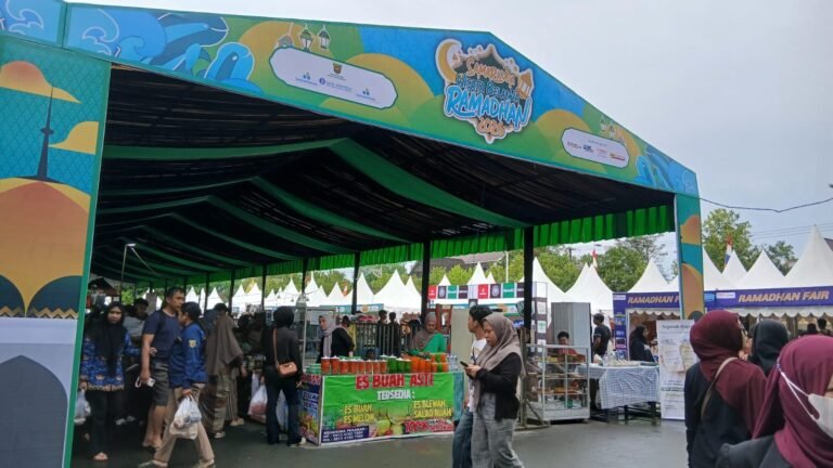 Hari Pertama Puasa, Warga Padati Wisata Belanja Ramadan di GOR Segiri
Telah dibaca : 634 Kali.