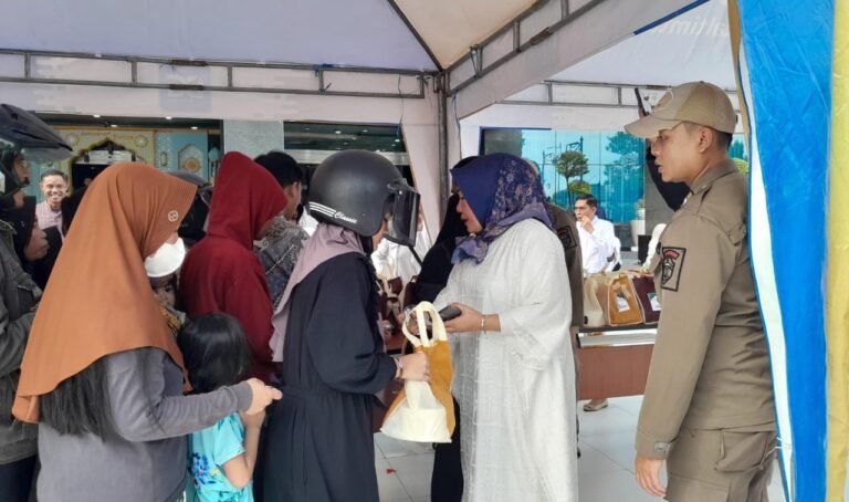 Pemprov Kaltim Bagikan 1.000 Paket Takjil, Masyarakat Antusias
Telah dibaca : 631 Kali.