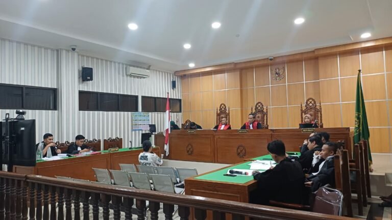 Sidang Kasus Bom Molotov Dua Aktor Intelektual Masih Buron, Kuasa Hukum Ragukan Keterlibatan Mahasiswa
Telah dibaca : 669 Kali.