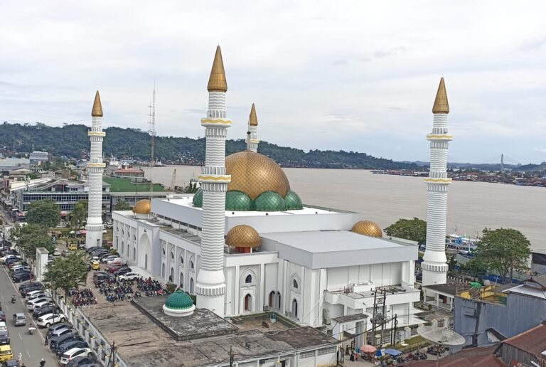 Jejak Seabad Masjid Raya Darussalam di Tepian Mahakam Samarinda
Telah dibaca : 642 Kali.