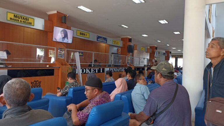 Pasca Lebaran, Layanan di Samsat Induk Samarinda Kembali Ramai
Telah dibaca : 628 Kali.