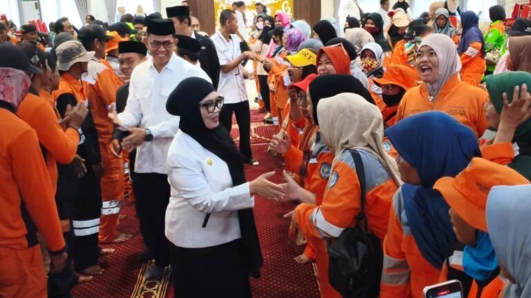 Wali Kota Bontang Apresiasi 447 Tenaga Kebersihan, Sebut Pasukan Kuning Pahlawan Kota
Telah dibaca : 618 Kali.