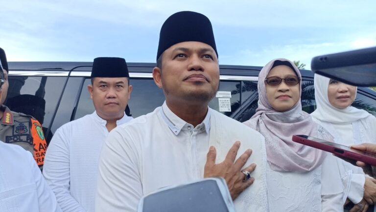 Disorot Presiden Soal Kendaraan Mewah Kepala Daerah, Rudy Mas’ud Pastikan Sudah Kembalikan Mobil Dinas Rp8,49 Miliar
Telah dibaca : 620 Kali.