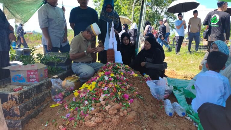 Ratusan Warga Iringi Pemakaman Wakil Ketua DPRD Bontang Maming di TPU Pisangan
Telah dibaca : 637 Kali.