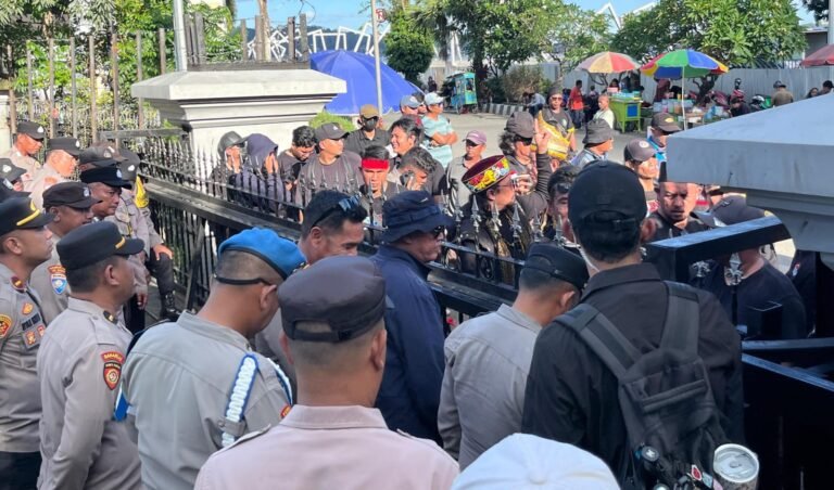 Temui Massa Aksi di Kantor Gubernur, Rudy Dukung Hak Angket DPRD
Telah dibaca : 642 Kali.