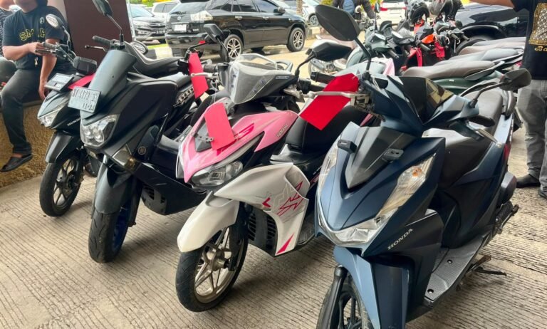 Polresta Samarinda Kembalikan 5 Motor dan Satu Ponsel Hasil Curian kepada Korban
Telah dibaca : 636 Kali.