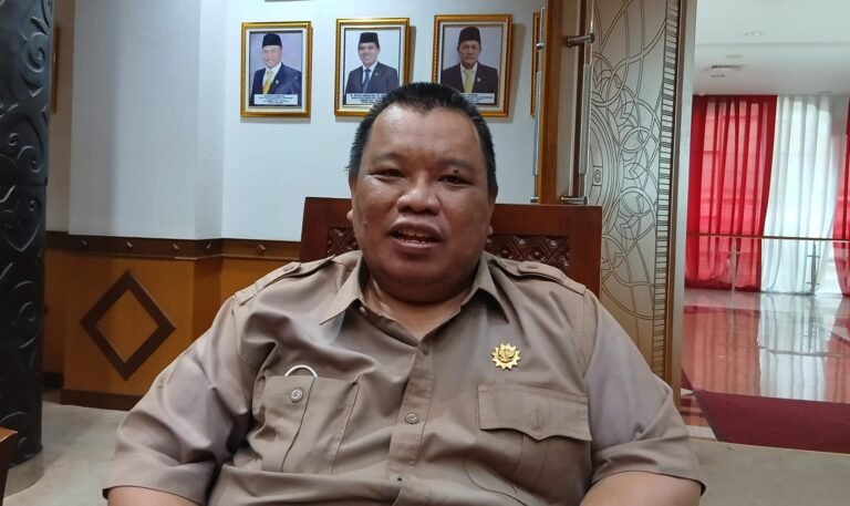 Sani Bin Husein Rogoh Kocek Pribadi, Warga Bisa Tebus LPG, Gula dan Minyak Rp10 Ribu
Telah dibaca : 620 Kali.