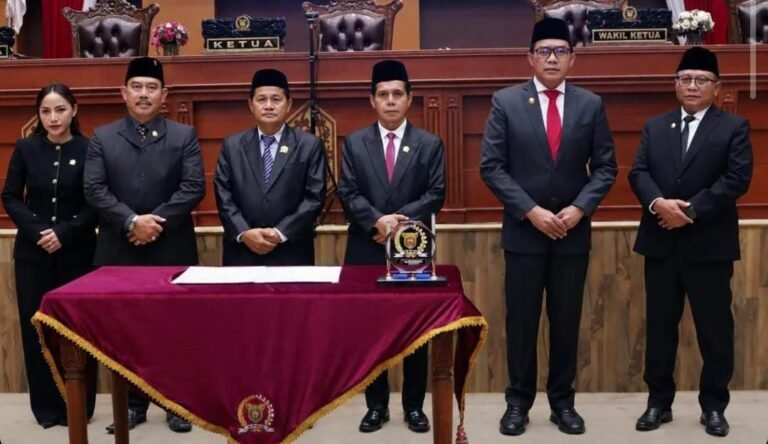 Seluruh Fraksi DPRD Samarinda Sepakati Raperda Pertanggungjawaban APBD 2025 Jadi Perda
Telah dibaca : 610 Kali.