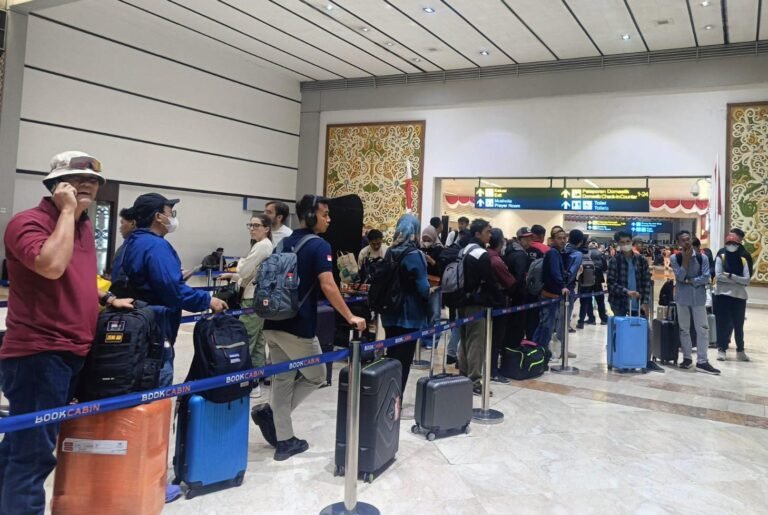 Abu Vulkanik Anak Krakatau Tutup Bandara Soetta, 209 Penerbangan Terdampak
Telah dibaca : 651 Kali.