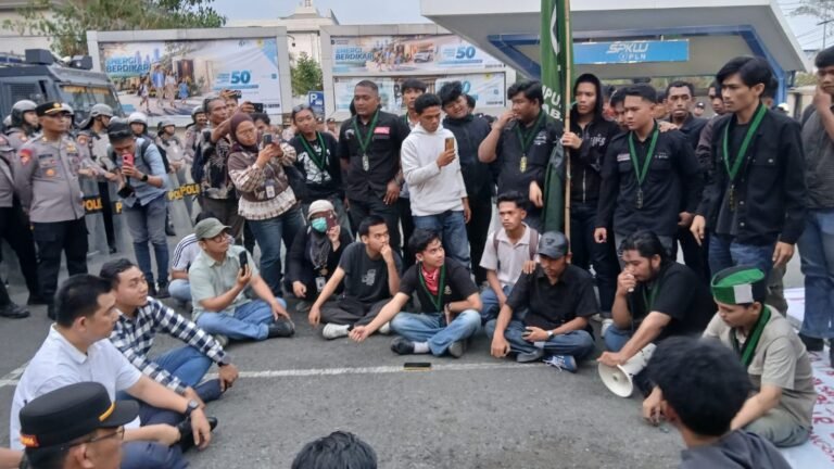 Imbas Empat Bulan Pemadaman Bergilir, HMI Geruduk PLN UP3 Samarinda
Telah dibaca : 634 Kali.