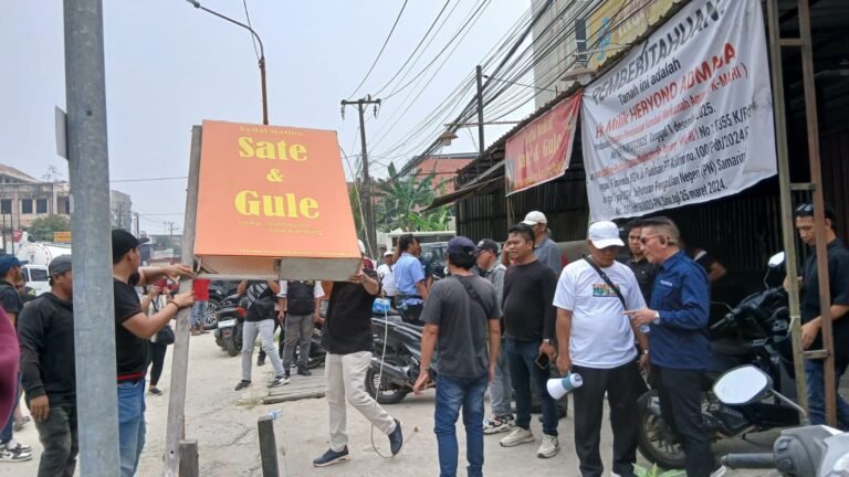 Berbekal Putusan PK MA, Kuasa Heryono Lakukan Pengosongan Bangunan Sate Gulai
Telah dibaca : 634 Kali.