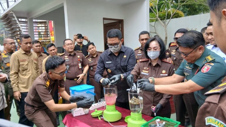 Kejati Kaltim Musnahkan Barang Bukti dari 1.146 Perkara, Pengembalian Barang Inkrah Dilakukan Serentak
Telah dibaca : 633 Kali.
